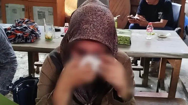 Salah satu pelapor yang mengaku menjadi korban pelecehan verbal saat memberi keterangan kepada wartawan. (Frm)