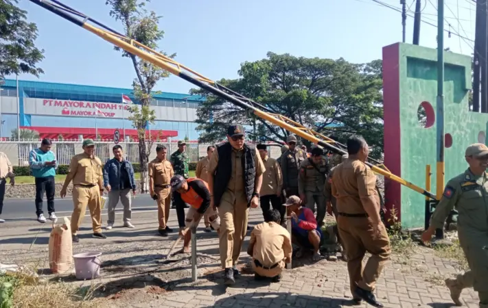 Anggota Diskoprindag saat menutup Pujasera Jarwo di Purwosari Pasuruan (BM)