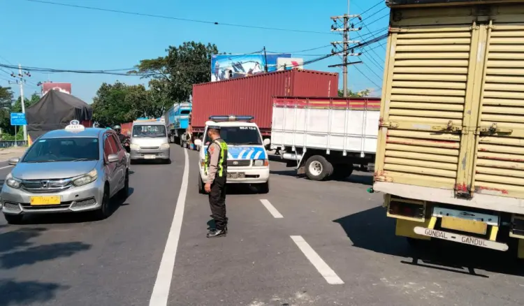 Pembelian Solar di SPBU Cangkringmalang Antre Panjang, Polisi Turun Tangan