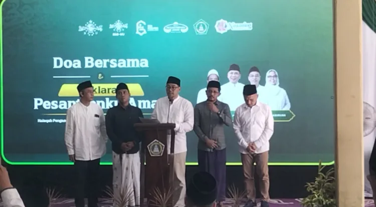 Pengasuh Yayasan Pondok Pesantren Bahrul Ulum Jombang KH M Wafiyul Ahdi Amanullah saat membacakan Deklarasi Pesantrenku Aman (BM)