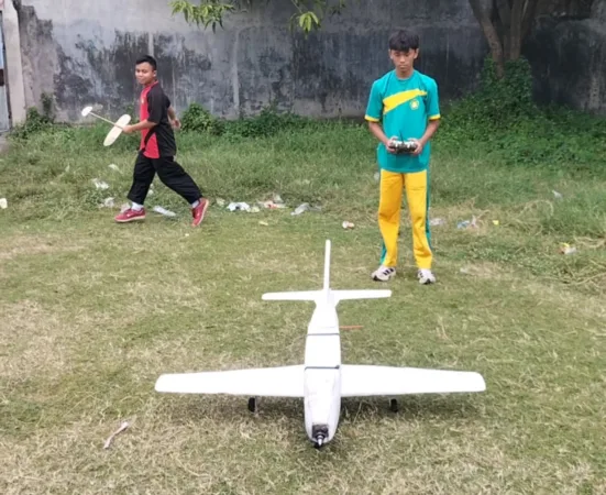 Ahmad Novan Saputra pelajar SMK YAPENAS Gempol saat mengoperasikan Aeromodelling (BM)