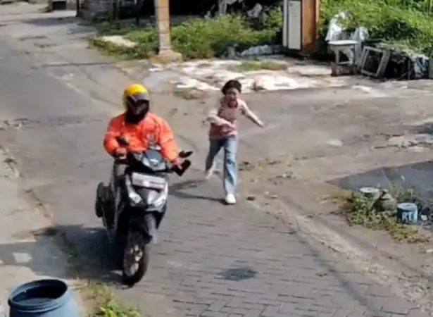 Potongan video Pria beratribut Shopee Food bawa HP dikejar korban (ist)