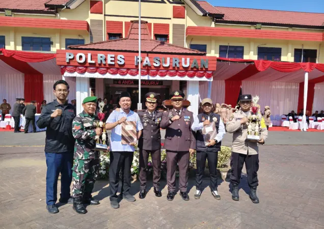 Kapolres Pasuruan AKBP Harto Agung Cahyo foto bersama Kepala Desa, Ketua Kartar, Babinsa dan Bhabinkamtibmas usai menyerahkan penghargaan juara II (BM)