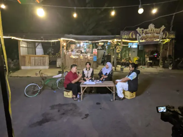 Suasana Podcast Komunitas Seven Project di Cafe Kopirex Desa Randupitu (BM)