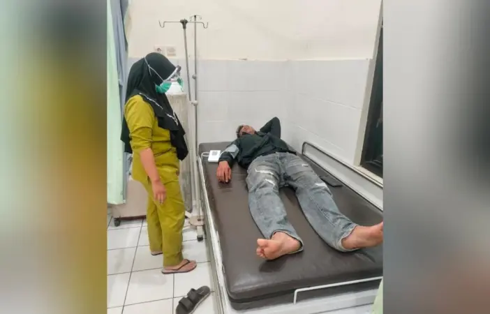 Kondisi korban saat dirawat di Puskesmas usai diduga dilakukan pengeroyokan (BM)