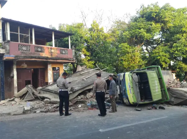 Anggota Pos Lantas Polsek Purwosari saat melakukan olah TKP (hms)