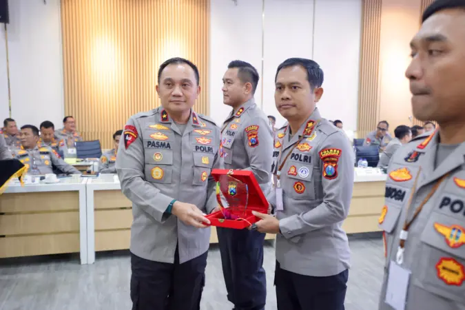 AKBP Harto saat terima penghargaan juara II (Hms)