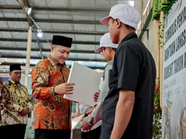Bupati Pasuruan Rusdi Sutejo berikan batuan secara Simbolis (BM)
