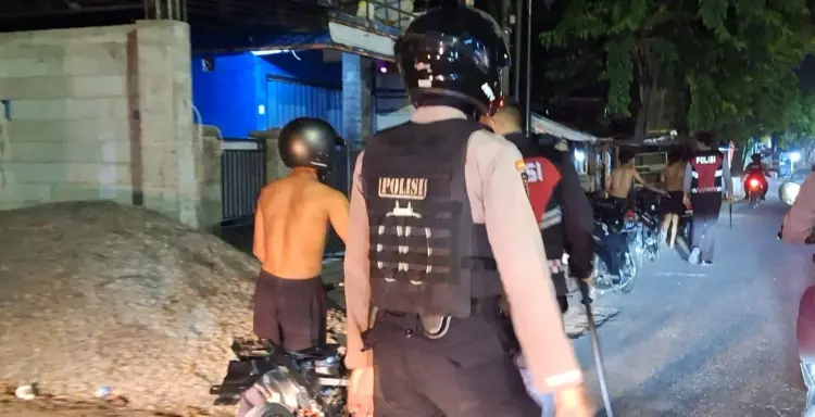 Ke enam remaja diglandang ke Polres Pasuruan Kota (Humas)