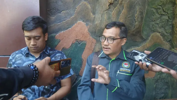 Nofi Hariyanto kuasa hukum Kepala Desa Randupitu saat memberi keterangan (BM)