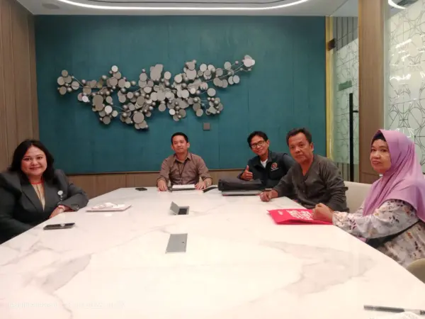 Nasabah didampingi Ketua Aing mendatangi kantor Bank BNI (Suryo ST)
