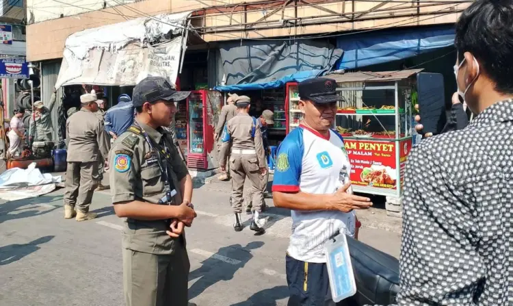 Satuan Polisi Pamong Praja (Satpol PP) Kota Bekasi melakukan penertiban terhadap sejumlah spanduk, papan reklame, dan bangunan yang dinilai melanggar ketentuan di sepanjang Jalan Juanda. Selasa (14/7/2026)