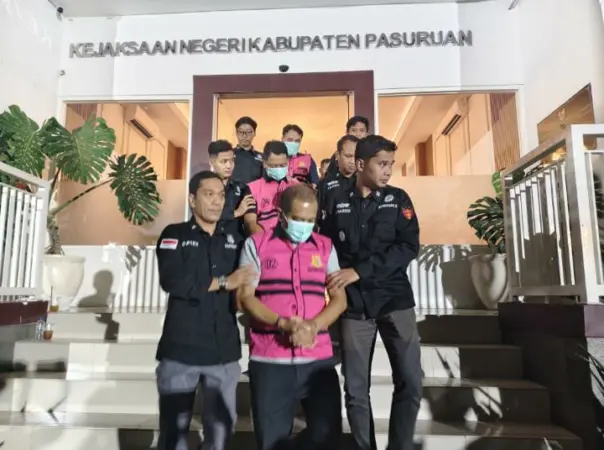 Ketiga Tersangka Kasus Pungli PTSL dikeler ke mobil tahanan (BM)