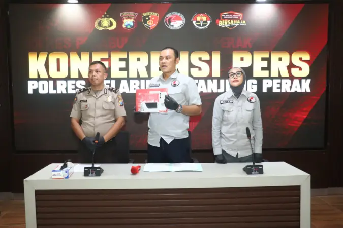 Polisi tunjukkan barang bukti berupa sabu dari tangan tersangka (humas)