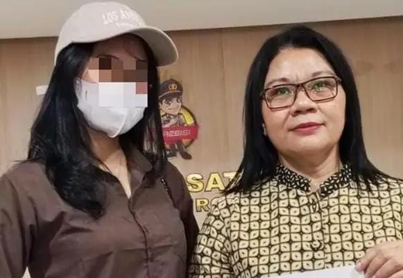 Foto: Seorang karyawati (kiri) didampingi kuasa hukumnya, Ermelina Singereta (kanan), usai melaporkan dugaan kekerasan seksual ke Polda Metro Jaya, Senin (13/7/2026). (Ist)