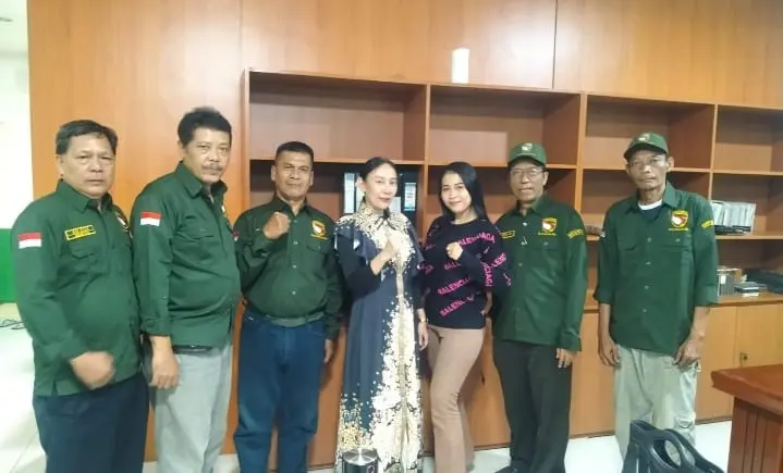 Ketua DPC, Sekretaris DPC Perindra foto bersama Dewi Sanca dan Ratna (Suryo ST)