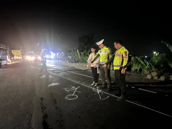 Unit Gakkum Satlantas Polres Pasuruan saat melakukan olah TKP (hms)