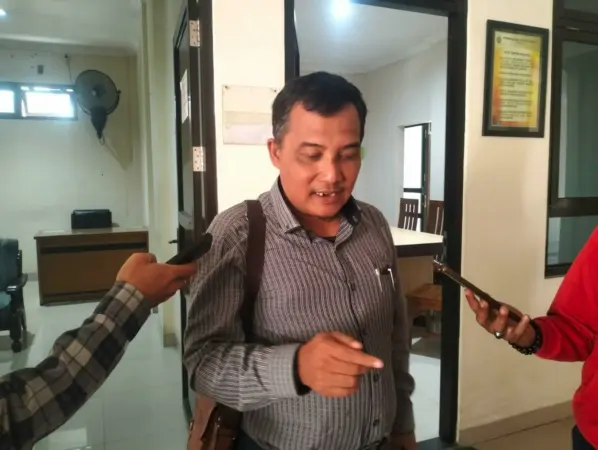 Kuasa Hukum Kades Randupitu Nofi Hariyanto saat memberikan keterangan usai sidang (BM)