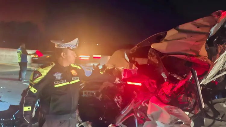 Polisi saat menunjukkan kondisi kendaraan Haice (PJR)