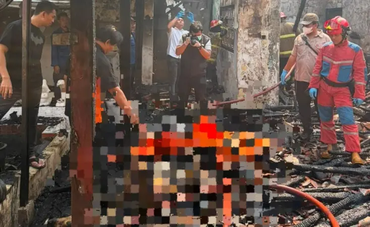 Diiduga dipicu oleh obat nyamuk bakar sebuah rumah tinggal di Kampung Teluk Buyung, Jalan Perjuangan RT 003 RW 008, Kelurahan Marga Mulya, Kecamatan Bekasi Utara, hangus dilahap api. Kamis (23/7/2026).