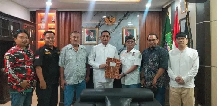 Sejumlah organisasi yang tergabung dalam Aliansi Ormas Bekasi (AOB), bersama Pusat Bantuan Hukum Satria Advokasi Wicaksana (PUSBAKUM SAW), Komando Pejuang Merah Putih (KPMP), dan Forum Remaja dan Mahasiswa Indonesia (FORMASI), mendesak Pelaksana Tugas (Plt.) Bupati Bekasi, dr. Asep Surya Atmaja, untuk menindaklanjuti evaluasi terhadap jajaran Direksi Perumda Tirta Bhagasasi secara konkret.