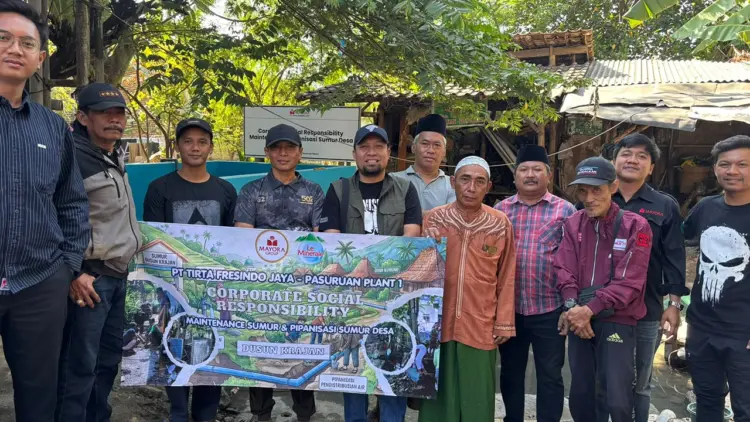 Perwakilan dari PT TFJ Pasuruan bersama kelapa desa serta warga foto bersama (BM)