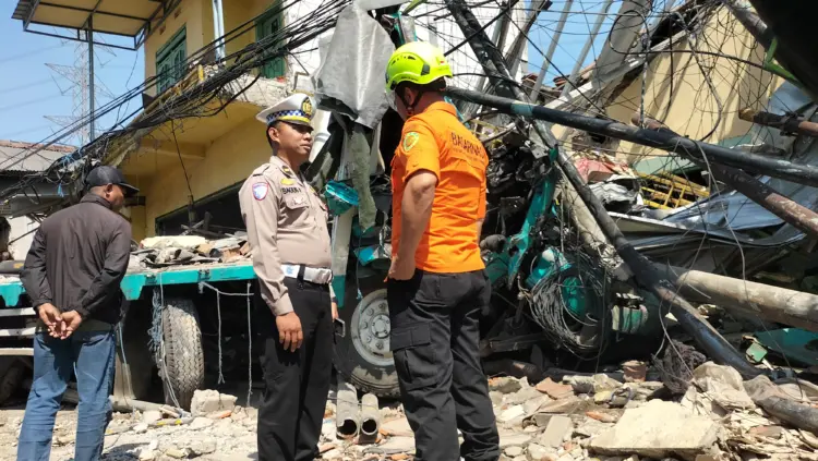 Dramatis! Sopir Truk Laka Maut di Pasuruan Berhasil Dievakuasi Usai 3 Jam Terjepit Reruntuhan dan Kabin Ringsek