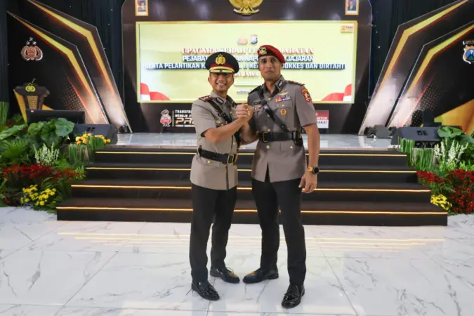Kapolres Pasuruan Kota yang berjabat tangan dengan Kapolres lama usai sertijab di Mapolda Jatim (hms)