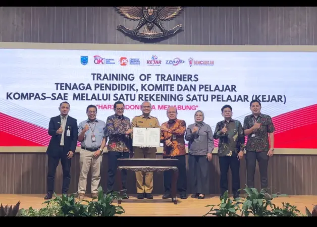 OJK, LPS II Surabaya bersama Pemkab Probolinggo melakukan penandatanganan komitmen bersama (hms OJK)