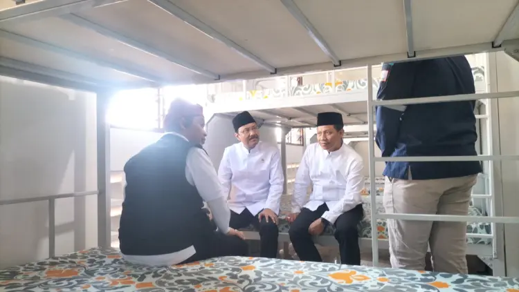 Gus Ipul didampingi Wali Kota Pasuruan saat meninjau asrama siswa di SR Pasuruan (BM)