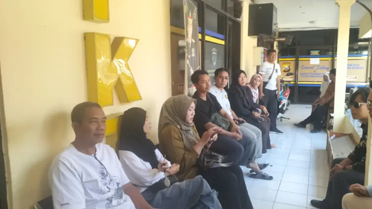 Puluhan korban tanah kavling didampingi kuasa hukum datangi SPKT Polres Pasuruan Kota (BM)