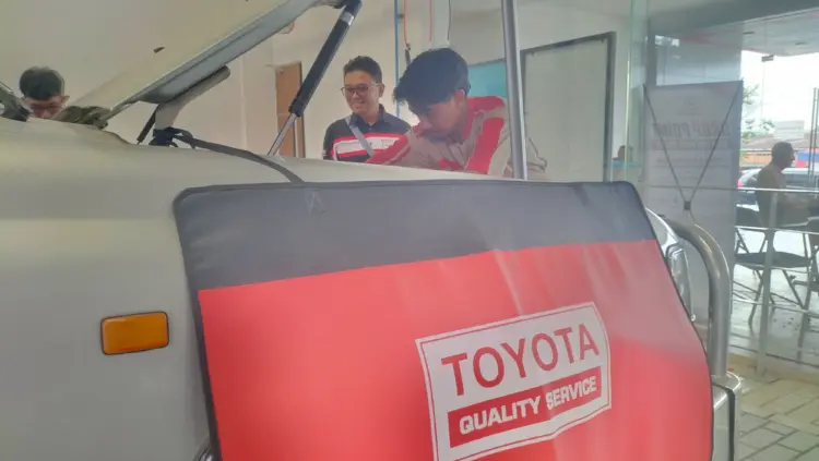 Mekanik saat melakukan servis motor konsumen di Kantor Cabang Toyota Kartika Sari Bypass Pandaan (BM)