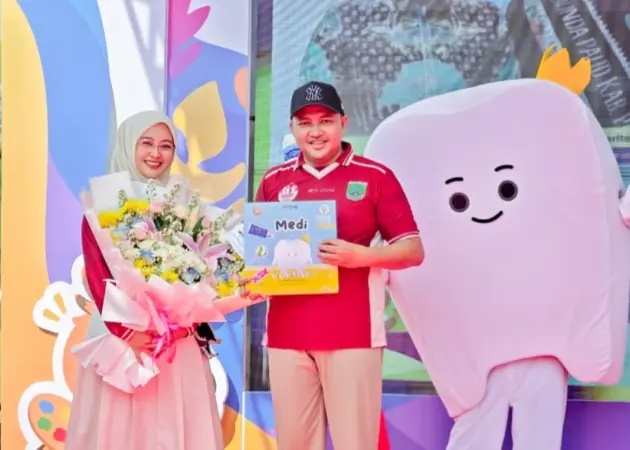 Bupati Pasuruan Rusdi Sutejo didampingi Bunda Paud usai merilis buku gigi (ist)