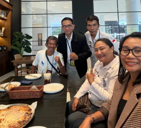 Ketum FWBR foto bersama keluarga besar PT Kairos Imaji Karya di Senayan (BM)