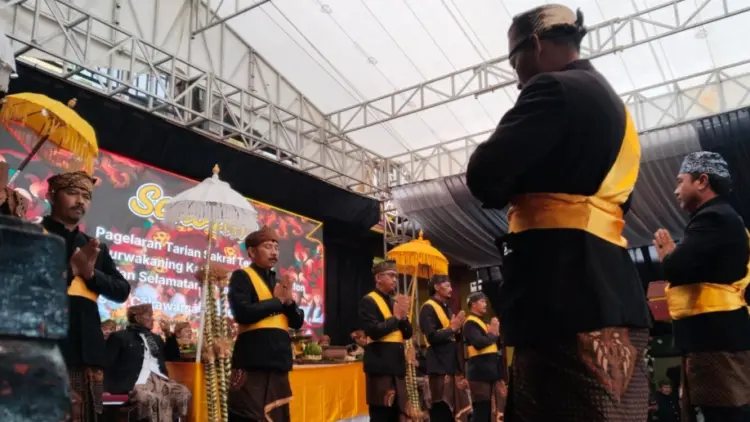 Suki Tengger saat melakukan upacara adat (ist)