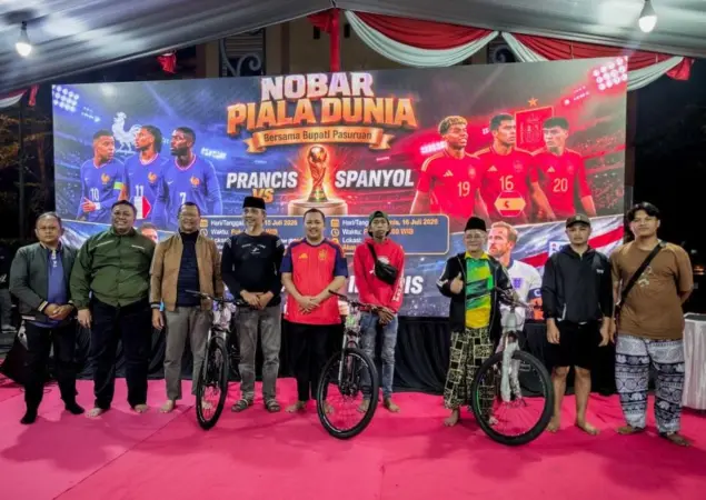 Kemeriahan Nobar Semifinal Piala Dunia 2026 di Pasuruan, Mas Rusdi - Gus Shobih Bagikan Hadiah ke Penonton