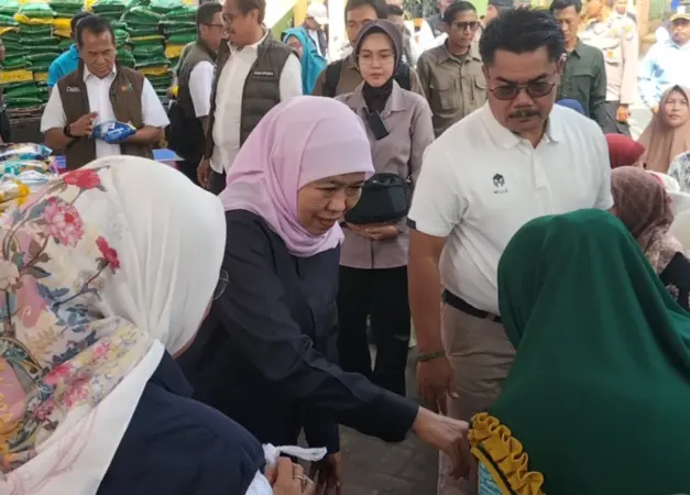 Gubernur Jatim Khofifah Indar Parawansa saat memberikan telur ke warga (BM)