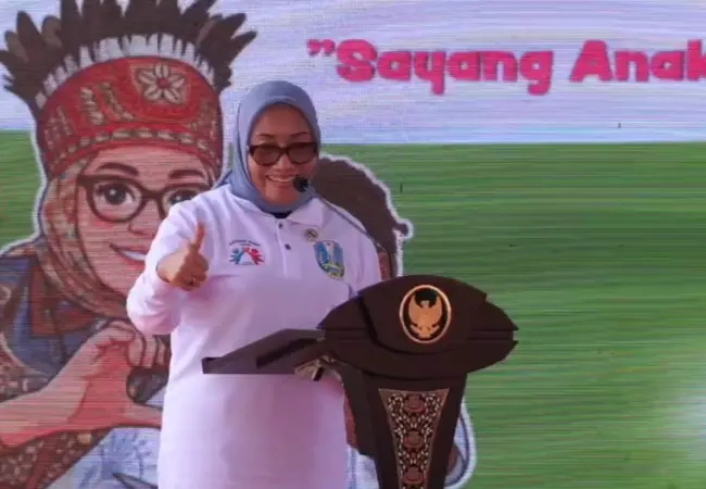 Menteri PPPA, Arifatul Choiri Fauzi saat memberikan sambutan di Puncak Peringatan Hari Anak Nasional ke-42 di Prigen, Pasuruan (BM)