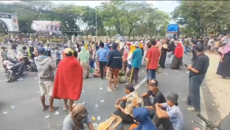 Dipicu Peluru Nyasar ke Rumah Penduduk, Ratusan Warga Lekok Pasuruan Turun dan Blokade Jalan Pantura