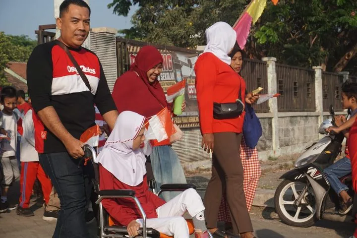 Peringatan Kemerdekaan di SLB Negeri 2 Kota Pasuruan Berlangsung Meriah, Dorong Kebersamaan Wali Murid dan Siswa 2 Wali Murid bersama siswa saat ikuti jalan sehat