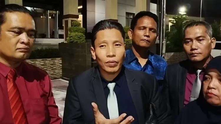 Jaingin Tambunan Kuasa Hukum Terdakwa saat memberikan keterangan (Frm)