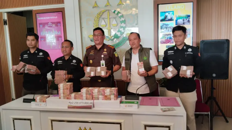 Kajari Kabupaten Pasuruan, Kasi Intel saat menunjukkan sitaan barang bukti (BM)