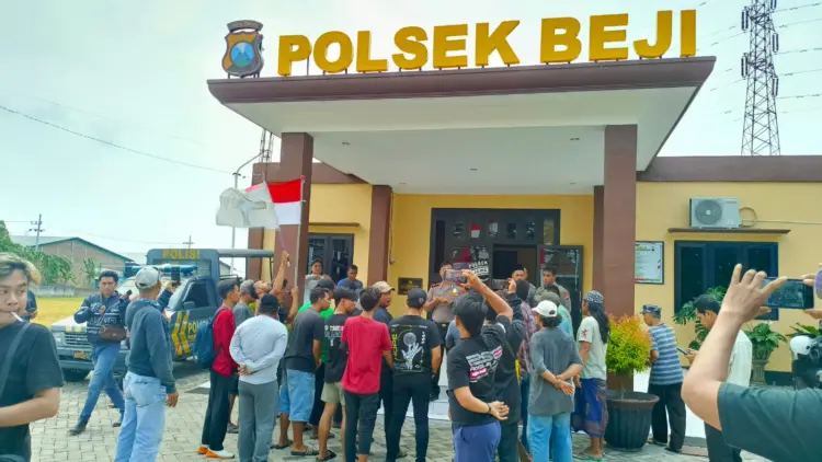 Puluhan warga datangi Mapolsek Beji (BM)