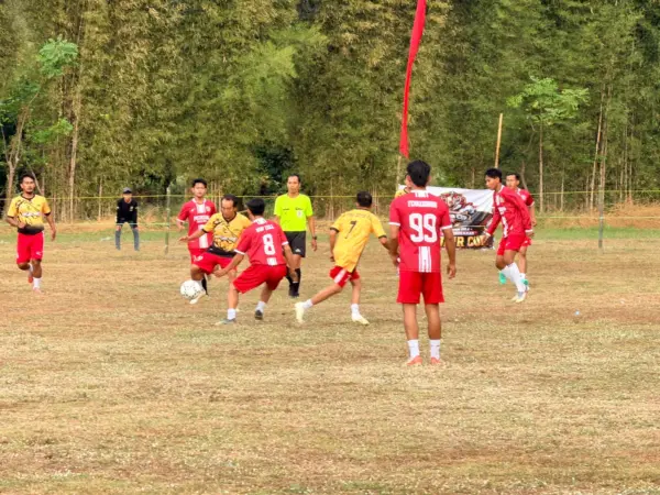Suasana dua kesebelasan saat bertanding di Turnamen Sepak Bola H Muni Cup (BM)