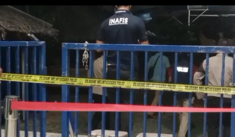 Suasana Kolam Renang milik H Abdul Malik di garis polisi (Frm)