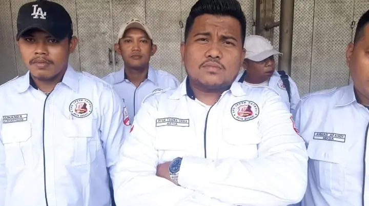 Lembaga Perlindungan Konsumen Swadaya Masyarakat (LPKSM) Patroli DPD Kota Bekasi melayangkan somasi kepada PT BPR Karya Bakti Sejahtera terkait penempelan stiker di rumah seorang debitur yang berada di Perumahan Gria Asri 2. Jum'at (7/8/2026).