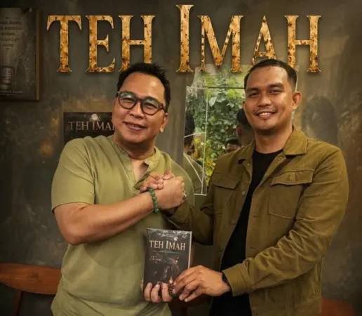 Semangat literasi kembali menggeliat di Kabupaten Bogor melalui peluncuran perdana (Grand Launching) sekaligus bedah buku novel "TEH IMAH" karya penulis Andi Anugrah Zakaria. Kegiatan yang berlangsung di Café Teras Udik, Jalan Raya Batu Gede, Waringin Jaya, Bojonggede, Jumat (7/8/2026), berlangsung hangat dan mendapat sambutan antusias dari pegiat literasi, pembaca, insan media, serta masyarakat umum.