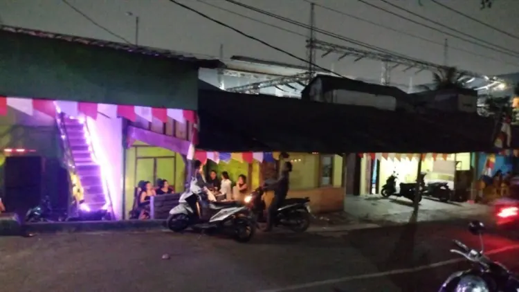 Suasana dugaan warung remang - remang di Desa Sukadamau (Frm)