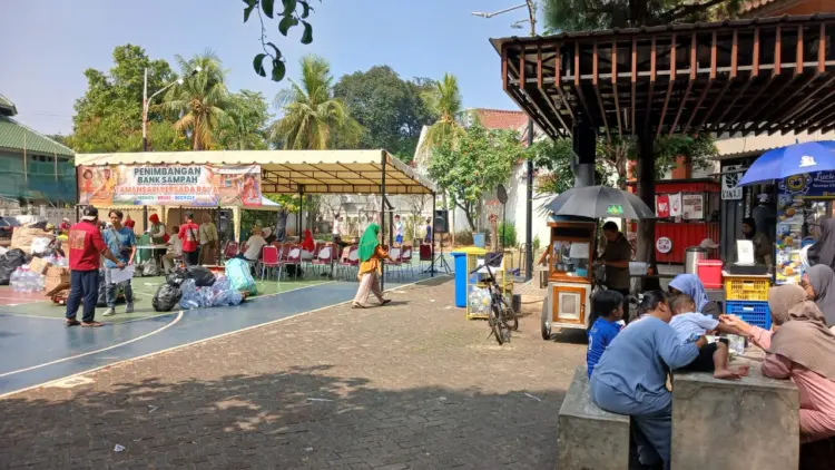 Upaya menjaga kebersihan lingkungan dan meningkatkan kesadaran masyarakat terhadap pengelolaan sampah terus dilakukan Kelurahan Jatibening Baru, Kecamatan Pondokgede, Kota Bekasi.