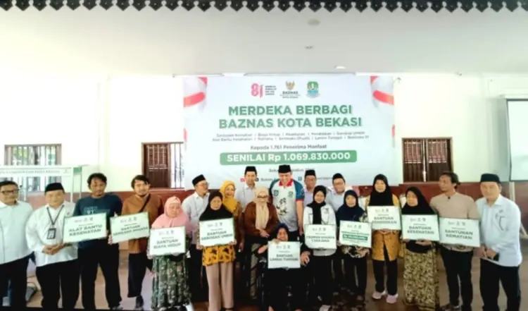 Badan Amil Zakat Nasional (BAZNAS) Kota Bekasi menyalurkan bantuan sekitar Rp1 miliar kepada masyarakat penerima manfaat atau mustahik melalui program Merdeka Berbagi. Penyaluran bantuan tersebut berlangsung secara terbuka di Pendopo Kantor Wali Kota Bekasi, Selasa (11/8/2026).